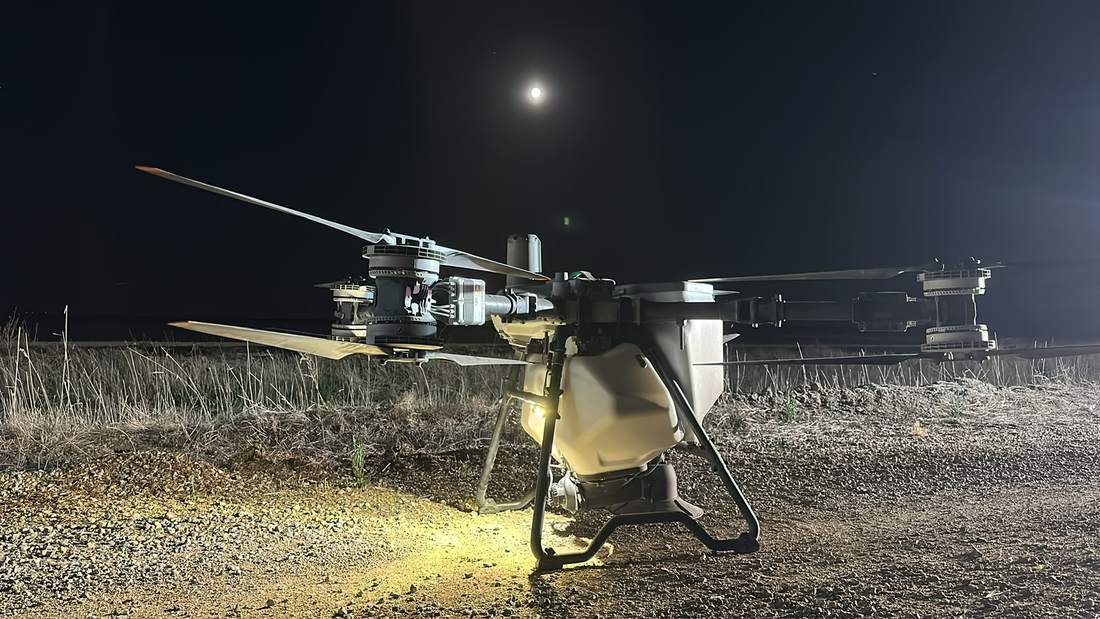 Dron agrícola de DroneSevilla preparado para un vuelo de aplicación nocturno