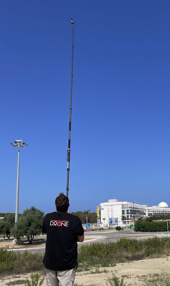 Operador con pértiga y cámara estabilizada en un evento en Sevilla