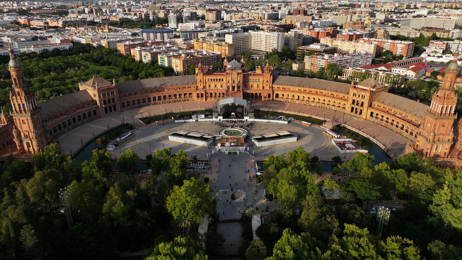 Servicios de show de drones en Sevilla: innovación y espectáculo visual - DroneSevilla