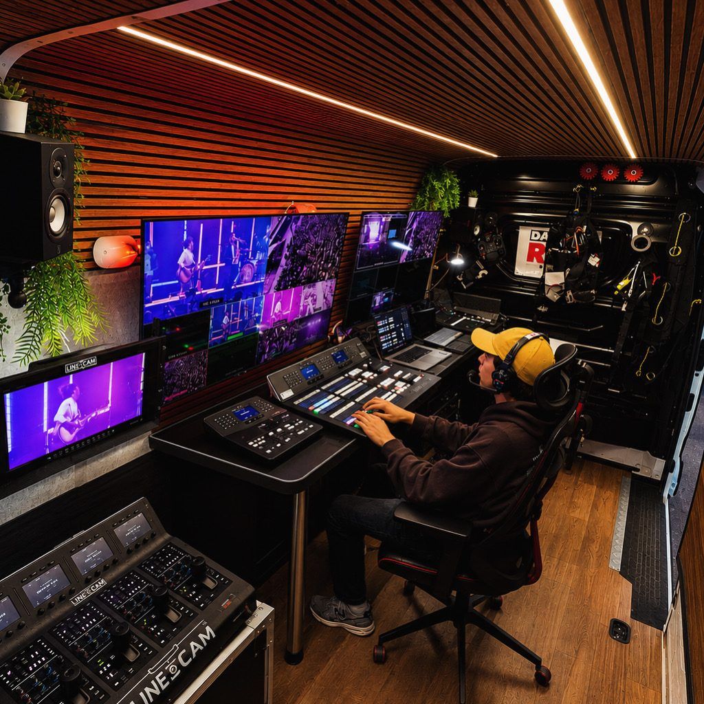 Interior de la unidad móvil broadcast de DroneSevilla, con puesto de realización multicámara
